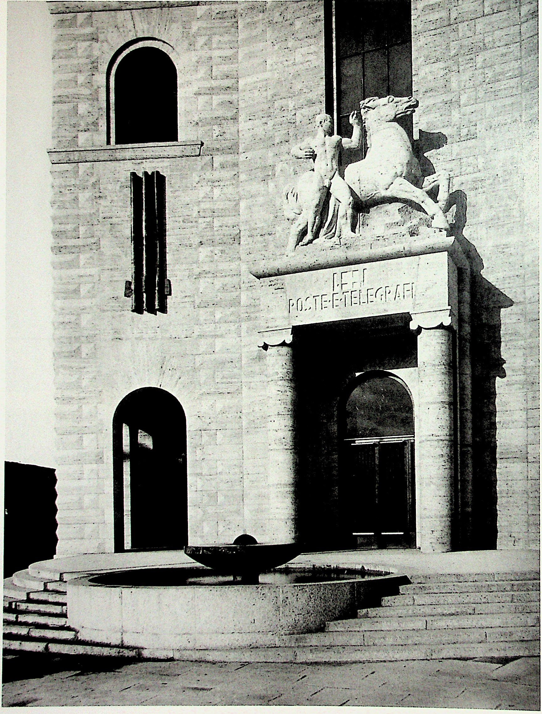 Angelo Mazzoni, Palazzo delle Poste di Grosseto: il portale con il gruppo scultoreo  "La Maremma domata" di Napoleone Martinuzzi, 1929-1932. Fotografia Anderson. Rovereto, Mart Archivio del '900