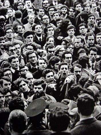 Roma, febbraio 1968, manifestazione di studenti davanti alla Facolta' di lettere