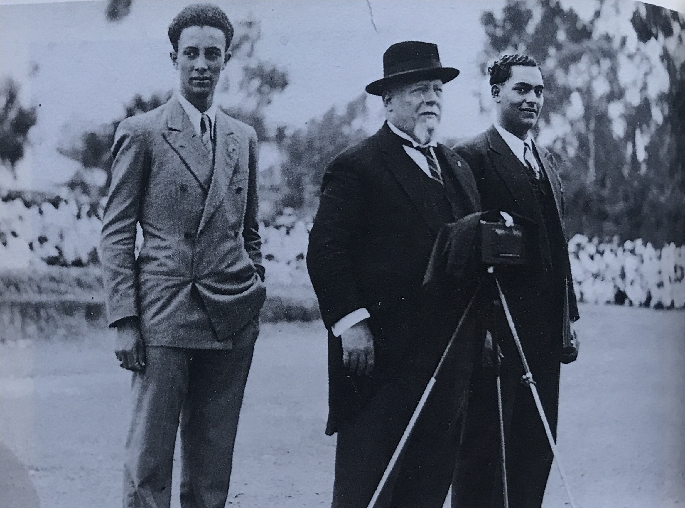 Alberto Pollera  con i figli Giorgio ( a sinistra) e Gabriele (a destra) Foto in: Barbara Sòrgoni, Etnografia e colonialismo. L’Eritrea e l’Etiopia di Alberto Pollera 1873-1939